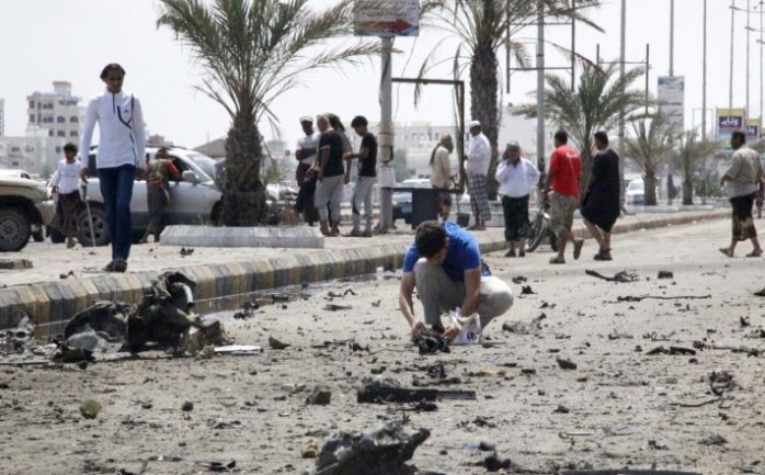 أدى تفجير سيارة مفخخة استهدفت موكب محافظ عدن لمقتل أربعة أشخاص، وإصابة ثمانية آخرين.