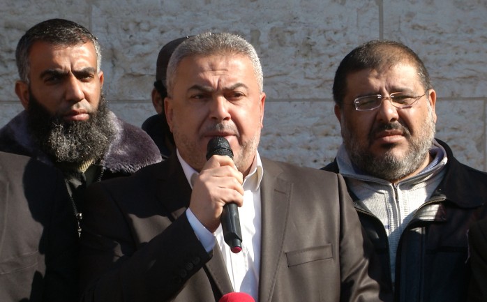 قال القيادي في حركة حماس إسماعيل رضوان إن المساس بمنفذي عمليات الطعن بالسجون الإسرائيلية يمثل تصعيداً خطيراً في المنطقة يتحمل الاحتلال المسؤولية الكاملة عنه.

و