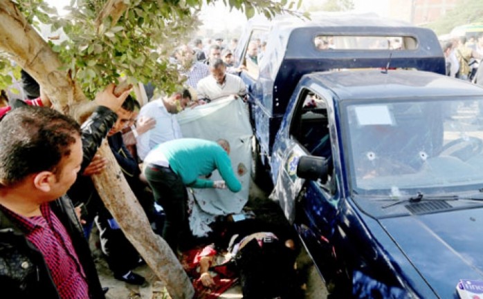 قتل 8 رجال مباحث من قسم شرطة حلوان أحدهم ضابط صباح الأحد، في هجوم مسلح في ضاحية حلوان جنوبي القاهرة.

قالت وزارة الداخلية المصرية في بيان نشرته عبر صفحتها بموقع التواصل "فيسبوك" إن أربعة مس
