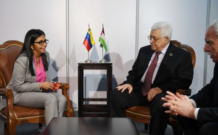 اجتمع الرئيس محمود عباس اليوم الأحد، على هامش أعمال القمة الـ17 لحركة عدم الانحياز، التي تستضيفها فنزويلا،  وزيرة خارجية فنزويلا "ديلسي رودريجيز"، ووزير الدفاع الفنزويلي "فلاديمير بادرينو لوب
