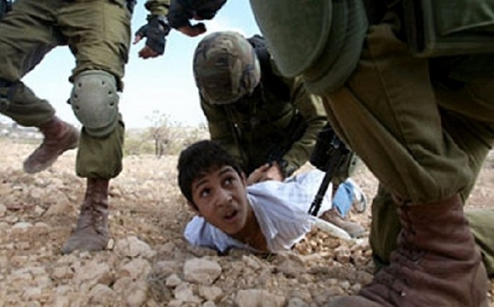قوات الاحتلال خلال اعتقالها أحد الأطفال بالضفة الغربية (أرشيف).
