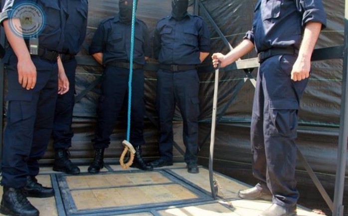اعدمت وزارة الداخلية بغزة صباح الثلاثاء، ثلاثة من المدانين بجرائم قتل مروعة، بناءً على توصيات النيابة العامة وبعد استيفاء كافة الإجراءات اللازمة.