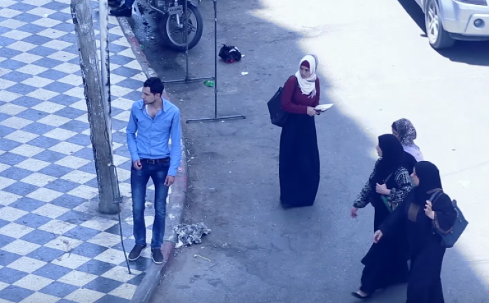 يقف الشاب محمود شراب على مفرق محال تجارية وسط مدينة غزة بكل جرأة وشجاعة، لمعاكسة الفتيات المارة.

ويعرض شراب