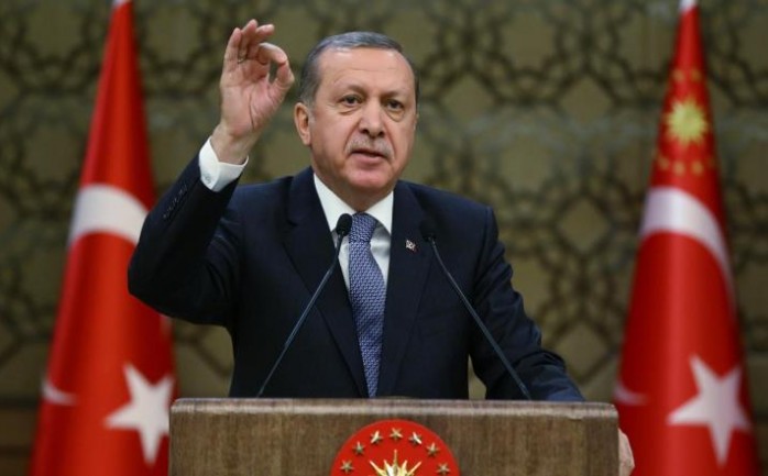 هدد الرئيس التركي رجب طيب أردوغان، بفتح الحدود أمام المهاجرين الراغبين في التوجه إلى أوروبا، وذلك غداة تصويت للبرلمان الأوروبي طلب فيه تجميد مفاوضات انضمام تركيا إلى الاتحاد مؤقتا.

