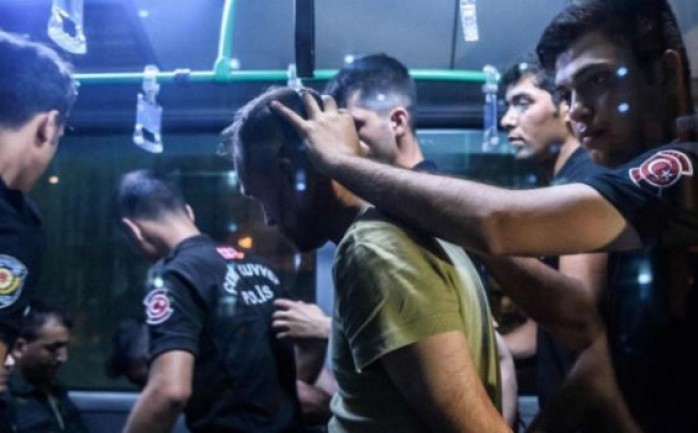 ألقت السلطات التركية القبض على أكثر من 8000 شخص منذ محاولة الانقلاب الفاشلة، بحسب ما أعلنه وزير العدل التركي بكير بوزداغ.

وتوق