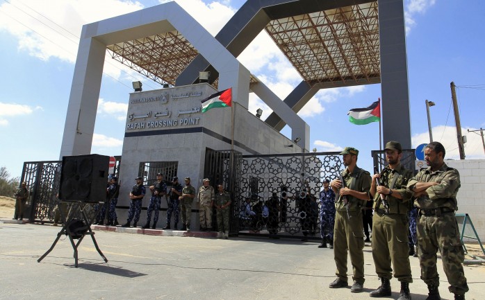 أعلنت هيئة المعابر والحدود التابعة لوزارة الداخلية في قطاع غزة، أن على المسافرين المدرجة أسماؤهم في الحافلات الأربعة الأولى فقط من كشف اليوم الرابع "يوم الأحد" تسليم جوازاتهم لوحدة التسجيل لل