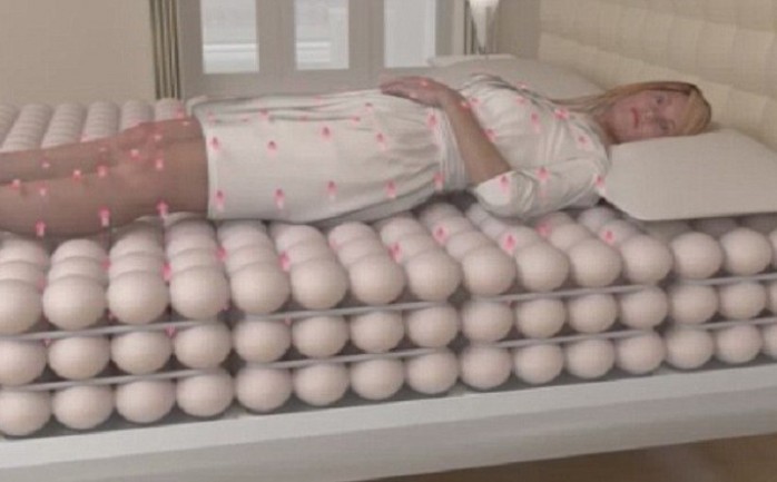  

صمم  بريطانيون  سرير ذكي "Balluga" يتكون من كرات مليئة بالهواء، مزودة بخصائص تكنولوجية لمراقبة النوم وتنظيم الحرارة.

ويدعي المصممون أن هذا السرير ال