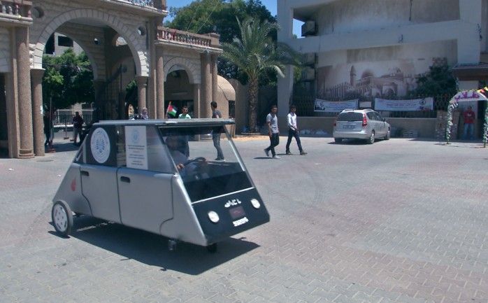 ابتكر طالبان في كلية الهندسة وتكنولوجيا المعلومات بجامعة الأزهر في غزة، سيارة صغيرة تعمل على خلايا الطاقة الشمسية في إدارة محركها.

واستعمل الطالبان في صناعة السيارة أدوات محلية مستعملة في 