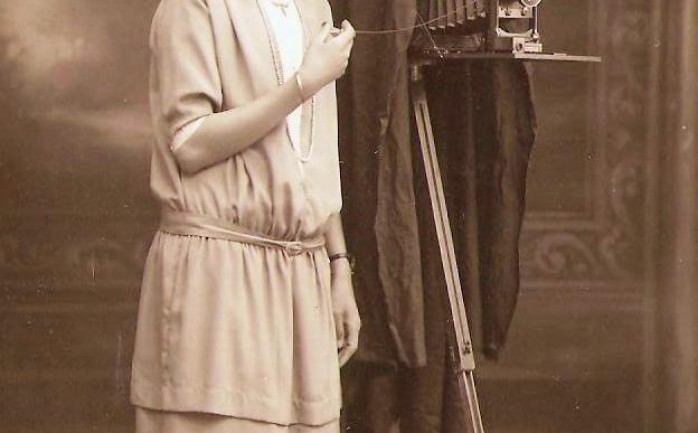 يحتفل موقع البحث &quot;غوغل&quot; اليوم بالذكرى الـ120 لميلاد المصورة الفلسطينية كريمة عبود، المولودة يوم 18 نوفمبر 1896 في مدينة الناصرة، وتعتبر أول امرأة تحترف التصوير في العالم العربي.

