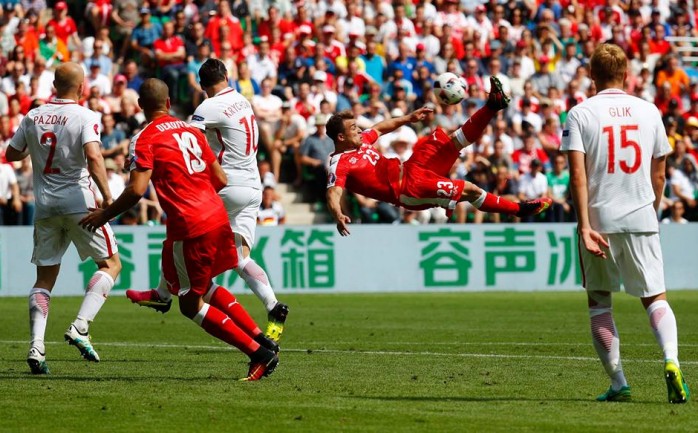 تمكن نجم المنتخب السويسري شيردان شاكيري من تسجيل أجمل أهداف يورو 2016 حتى اللحظة، والذي جاء أمام منتخب بولندا ضمن منافسات دور الـ 16 من البطولة.

وجاء هدف شاكيري إثر كرة عرضية أنقذها المداف
