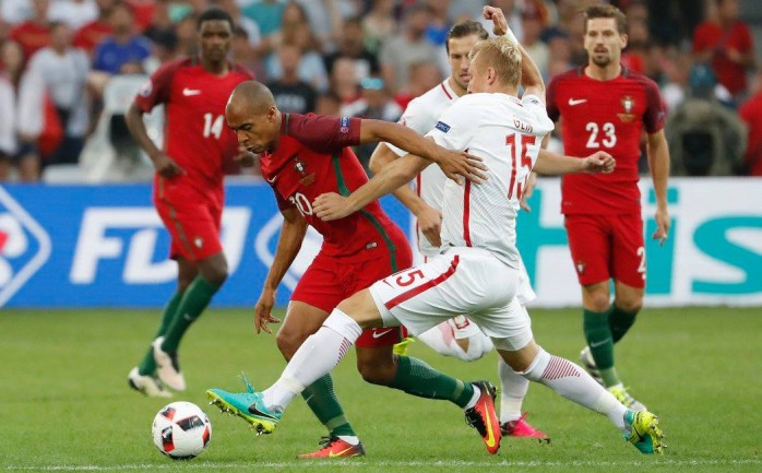 حجز المنتخب البرتغالي بطاقة الصعود لنصف نهائي كأس الأمم الأوروبية عقب تخطيه لنظيره البولندي بركلات الترجيح 5-3 بعد تعادل المنتخبين في أشواط المباراة 1-1 ضمن منافسات دور ربع نهائي المسابقة.

