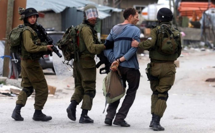 اعتقلت قوات الاحتلال الإسرائيلي اليوم السبت، فلسطينيين من محافظة الخليل جنوب الضفة الغربية.

وقالت مصادر محلية وأمنية، إن قوات 