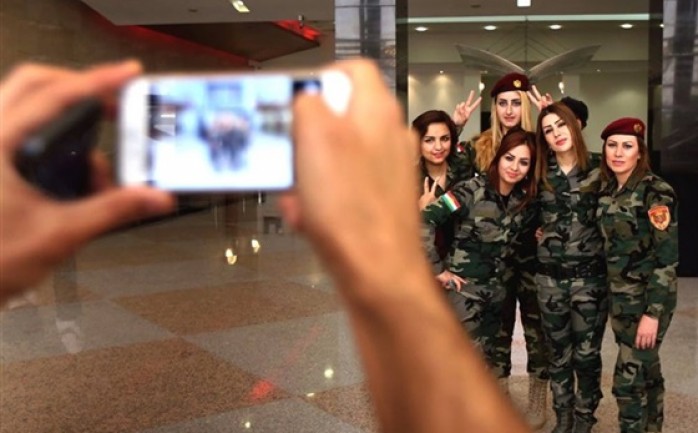 تحرص المقاتلات الكرديات على التزين ووضع مساحيق التجميل وأحمر الشفاه بشكل لافت قبل توجههن إلى ساحات المعارك لمواجهة مقاتلي تنظيم داعش.

وأجرت صحيفة ديلي ميل البر