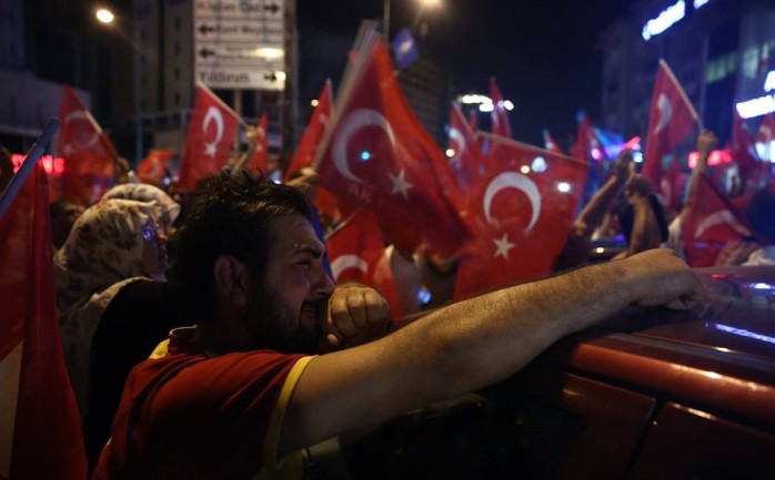 احتشد الشعب التركي في المحافظات كافة، استجابةً لدعوة الرئيس التركي "رجب طيب أردوغان" بالنزول إلى الشوارع والميادين لإفشال محاولة الانقلاب التي قام بها مجموعة من الجيش التركي.