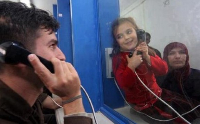 جدد الأسرى في سجون الاحتلال رفضهم لقرار الصليب الأحمر الدولي القاضي بتخفيض عدد زيارات عائلاتهم من مرتين إلى مرة واحدة في الشهر.