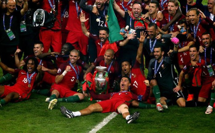 حصل كل لاعب من لاعبي منتخب البرتغال على مكافأة مالية قدرها 275 ألف يورو عقب الفوز بلقب كأس الأمم الأوروبية.

وأشارت صحيفة &quot;إيبولا&quot; البرتغالية إلى أن كل لاعب من منتخب البرتغال سيكون 