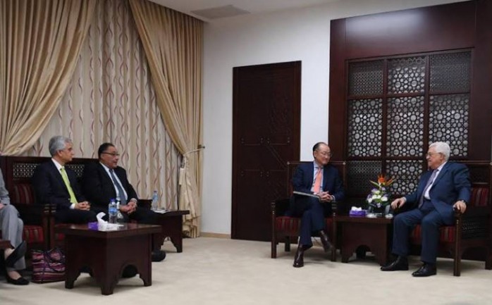استقبل الرئيس محمود عباس بمقر الرئاسة في مدينة رام الله، اليوم الأربعاء، رئيس البنك الدولي جيم يونغ كيم، والوفد المرافق الذي ضم كبار المسؤولين في البنك.

