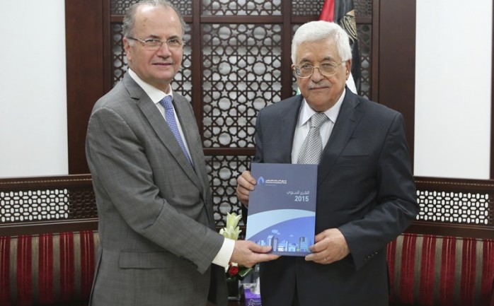 تسلم الرئيس محمود عباس اليوم الأربعاء، من رئيس مجلس إدارة الصندوق الاستثمار الفلسطيني محمد مصطفى التقرير السنوي للصندوق للعام 2015.