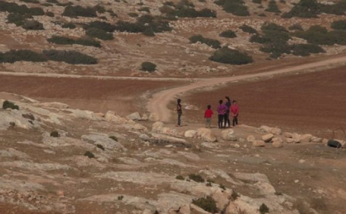 أخطرت قوات الاحتلال، مساء الاثنين، 15 عائلة من وادي ابزيق شرق طوباس، بضرورة ترك منازلهم في اليومين القادمين؛ بحجة اجراء تدريبات عسكرية.

وأكد الخبير في شؤون الاستيطان والانتهاكات الاسرائيلية 