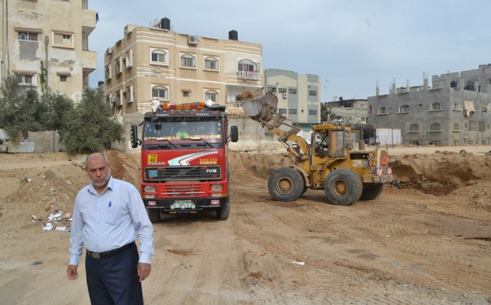 بدأت بلدية النصيرات وسط قطاع غزة بتنفيذ الطور الأول من المرحلة الثانية في مشروع إنشاء سوق النصيرات المركزي، بتكلفة 300 ألف يورو، بتمويل من صندوق تطوير وإقراض البلديات.

وأوضح مدير دائرة ال