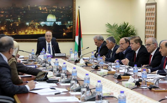 رفضت الحكومة الاعلان الصادر عن حركة حماس في قطاع غزة، بفرض رسوم على تجار الحديد والإسمنت والحصمة والحصول على إذن مسبق لذلك.

وقالت الحكومة في خلال جلستها الاسبو