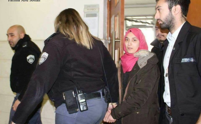 أصدرت المحكمة المركزية في القدس حكماً بالسجن لمدة 16 عاماً على الأسيرة شروق دويات "19 عاماً "بزعم تنفيذ عملية طعن ضد مستوطنين العام الماضي.

كما فرضت 