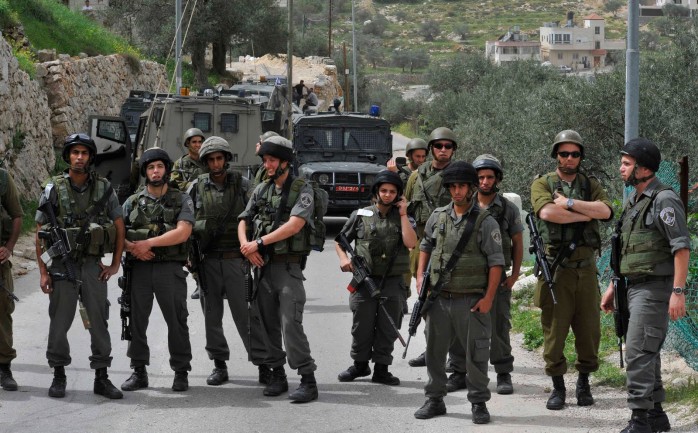 اعتقلت قوات الاحتلال الإسرائيلي يوم السبت مواطنا وأولاده السبعة وزوجة أحد أولاده من منطقة السيميا المدخل الغربي لبلدة السموع جنوب الخليل.

وقالت مصادر محلية، إن قوة من جيش الاحتلال داهمت من