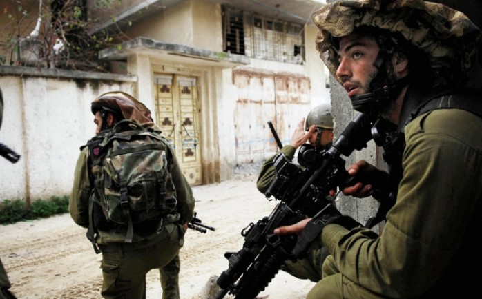 اعتقلت قوات الاحتلال الإسرائيلي اليوم الثلاثاء، ثلاثة مواطنين من محافظة الخليل بالضفة الغربية.

وذكرت 