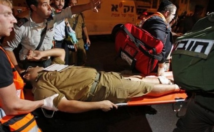 أصيب جندي إسرائيلي بجراح وصفت بالخطيرة جراء انفجار عبوة ناسفة بالقرب من معبر حزمة بمدينة القدس المحتلة.