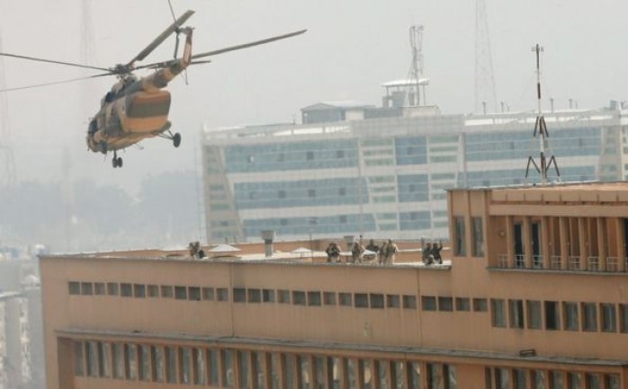 جنود يهبوط من طائرة مروحية فوق المستشفى العسكري الذي تعرض لهجوم