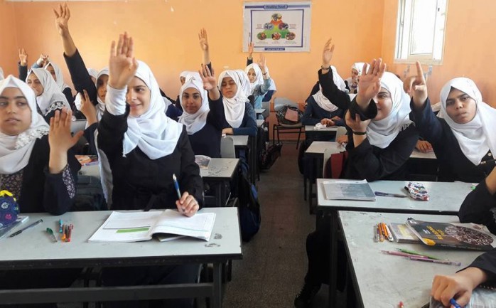 بدأت المدارس الحكومية في قطاع غزة بتنفيذ أنشطة وبرامج مستحدثة تعتمد على الجودة والنوعية في إطار التنافس للحصول على شهادة الاعتماد المدرسي من وزارة التربية والتعليم العالي.

وشهادة الجودة "ش