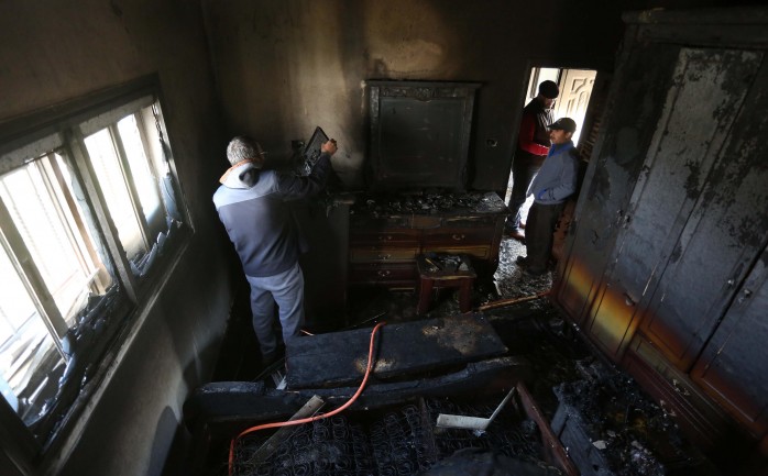 أضرم مستوطنون النار فجر الأربعاء، في أحد المنازل في قرية دوما جنوب نابلس.