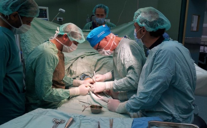واصل الوفد الطبي الفرنسي المتخصص بجراحة اليد والأعصاب الطرفية برئاسة البروفسور كريستوف أوبرلاين، إجراء العمليات الجراحية  المتنوعة في مجال الأعصاب الطرفية حيث يتم إجراء 4 عمليات جراحية بشكل ي