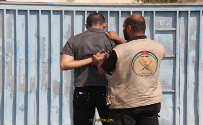 القت المباحث العامة القبض على لصين متهمين بسرقة الجوالات من داخل الصيدليات ومركز تعليمة في خانيونس جنوب قطاع غزة.

وقالت المباحث إنها اعتقلت المواطن &qu