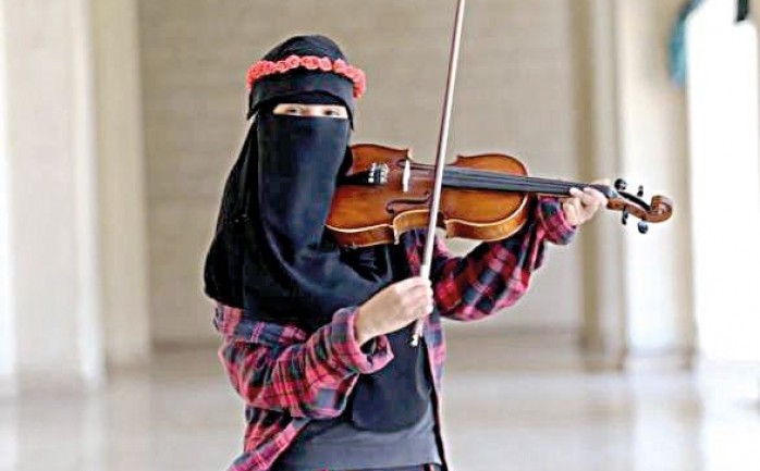 أثارت جلسة تصوير فتاة منقبة وهي تعزف على آلة الكمان داخل أحد المساجد في مصر، غضب العديد من متابعي شبكات التواصل الإجتماعي، ومتابعي المصور مصطفى وحدي الذي التقط الصور.

بدوره، أوضح المصور وحدي