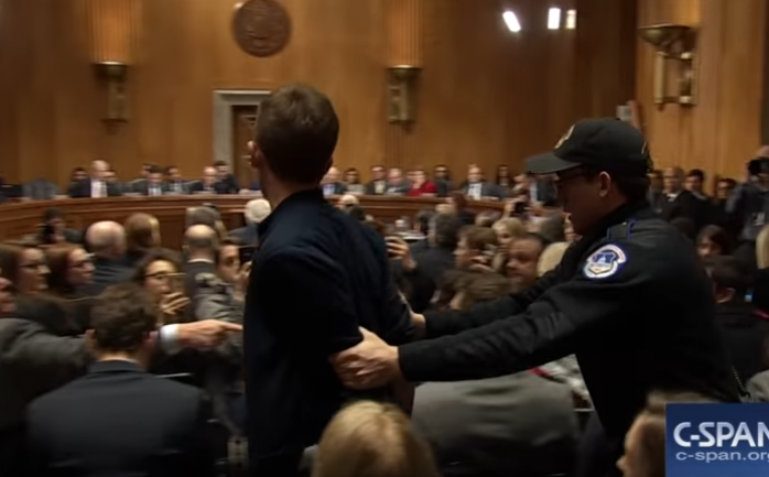 قاطع شاب فلسطيني السفير الأمريكي الجديد في إسرائيل ديفيد فريدمان أثناء إلقائه كلمة له أمام مجلس الشيوخ الأمريكي.

