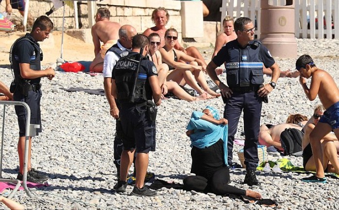 أرغمت عناصر من الشرطة الفرنسية امرأة مسلمة كانت تجلس على شاطئ بحر مدينة &quot;نيس&quot; على خلع لباس السباحة الإسلامي &quot;البوركيني&quot; الذي أثار مؤخرًا الضجة وترك جدلاً كبيراً مما