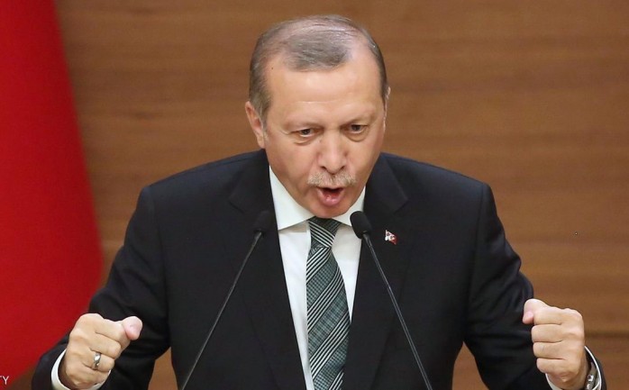 انتقد الرئيس التركي رجب طيب أردوغان، الجمعة، الاتحاد الأوروبي، على خلفية مطالبة الأخير أنقرة بتغيير قوانينها لمكافحة الإرهاب للوفاء باتفاق التأشيرات.

وقال أردوغان في كلمة ألقاها على التلفزيو
