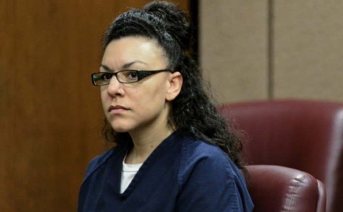 أدانت محكمة ولاية كولورادو الأميركية، دينيل لين 35 عاماً بمحاولة قتل امرأة حامل وانتزاع الجنين من بطنها، وحكمت عليها بالسجن 100 عام.

وقالت الضحية ميشيل ويلكنز (27 عاما) أثناء المحاكمة &quot;