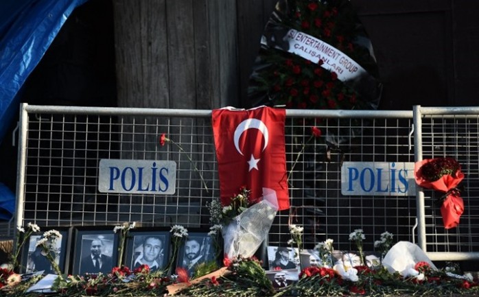 قال المتحدث باسم الحكومة التركية إن السلطات تقترب من التعرف بشكل كامل على المسلح المسؤول عن هجوم على ملهى ليلي في إسطنبول قتل خلاله 39 شخصا في يوم رأس السنة وإنها اعتقلت ثمانية أشخاص آخرين.

