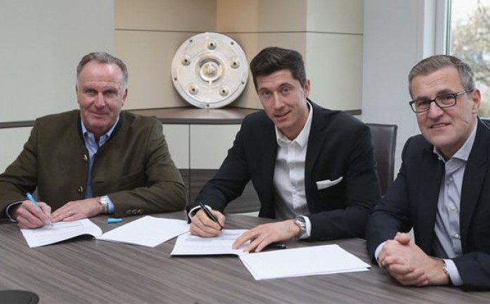 أعلن نادي بايرن ميونخ الألماني عن تجديد عقد المهاجم روبرت ليفاندوفسكي لمدة عامين اضافيين حتى عام 2021.

ودخل النادي البافاري خلال الشهور القليلة الماضية في مفاوضات مع وكيل أعمال ليفاندوفسكي ل