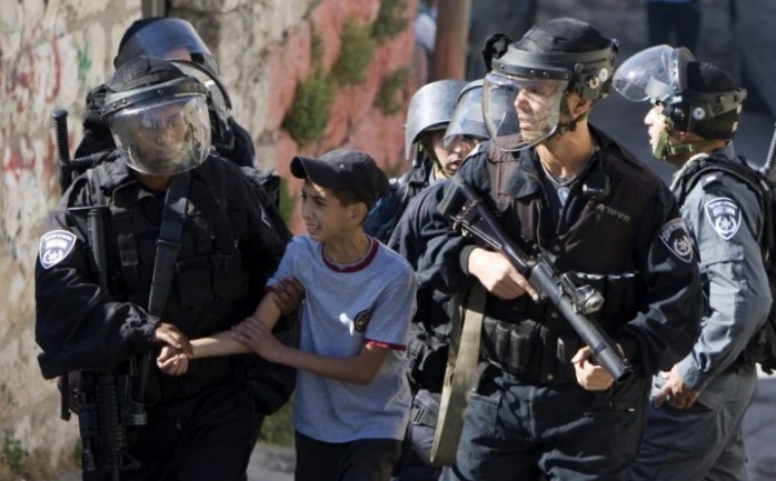 اعتقلت قوات الاحتلال، اليوم الاثنين، ثلاثة أطفال من البلدة القديمة في القدس المحتلة.

وقالت شرطة الاحتلال في بيان لها، إن أفرادها اعتقلوا طفلين تتراوح أعمارهما 13 عاماً، وفتى، بشبهة الاعتداء 