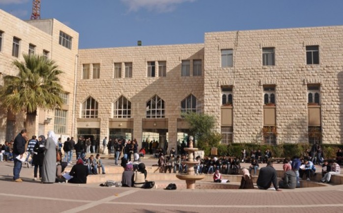 أطلقت قوات الاحتلال القنابل الغازية السامة المسيلة للدموع والحارقة، داخل الحرم الجامعي في بلدة أبو ديس جنوب شرقي القدس المحتلة.