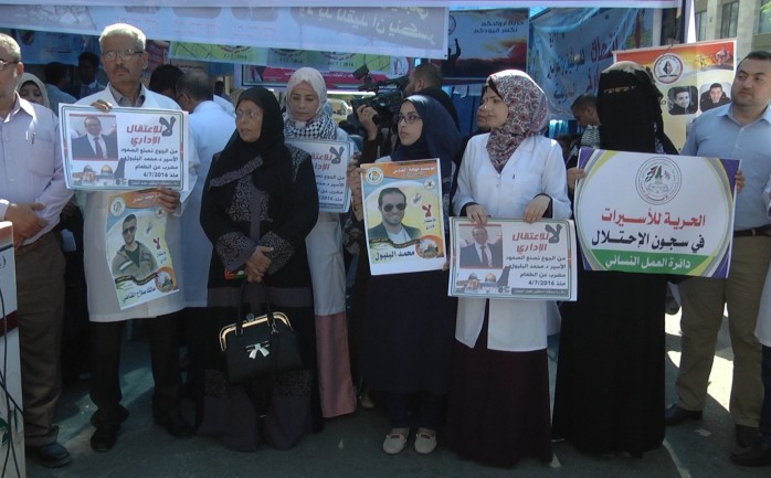 شارك العشرات من النساء بمدينة غزة اليوم الإثنين، في وقفة تضامنية مع الأسيرات والأسرى المضربين عن الطعام في سجون الاحتلال الإسرائيلي.

ورفعت النساء خلال الوقفة ا