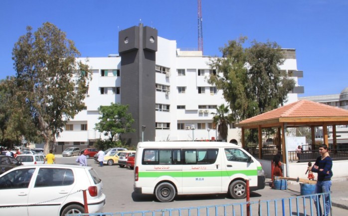 أصيب مواطن بجراح وصفت بالمتوسطة عصر الخميس، بعدما ألقى بنفسه من الدور الثاني من أحد المباني في مجمع الشفاء الطبي وسط مدنية غزة.