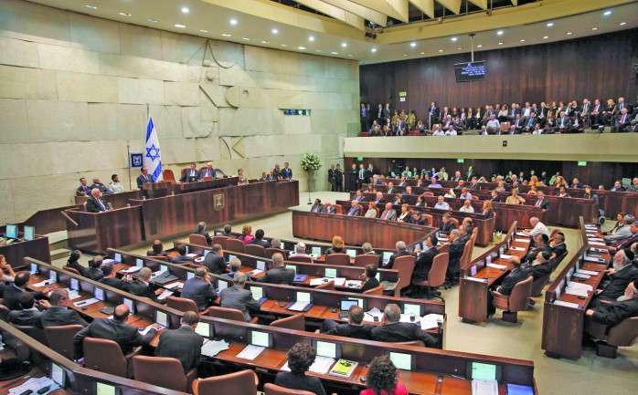 يصوت البرلمان الإسرائيلي "الكنيست" على مشروع قانون يتيح إقصاء أي نائب بسبب ما يصفه بممارسة "التحريض على العنصرية" ودعمه لعمليات فدائية ضد إسرائيل.