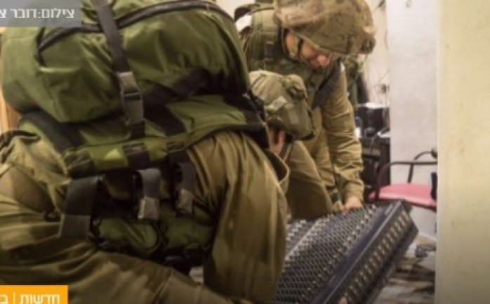 أغلقت قوات الاحتلال الاسرائيلي، فجر الأربعاء، محطة اذاعية في بلدة دورا جنوب الخليل لمدة ثلاثة أشهر، وحطمت وصادرت أجهزتها ومعداتها الخاصة، واعتقلت خمسة من مسؤولي المحطة وموظفيها.

