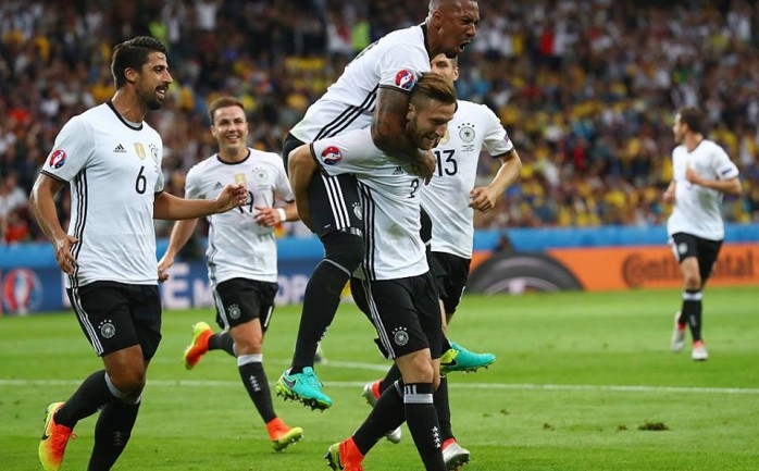 واصل المنتخب الألماني مسلسل انتصاراته القوية وتسيد مجوعته الثالثة بالعلامة الكاملة, بعد الإطاحة بايرلندا الشمالية 2-0، ضمن التصفيات الأوروبية المؤهلة لكأس العالم 2018.

وحسم المنتخب الألمان