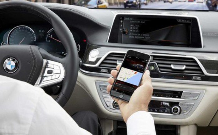 وضعت شركة BMW العالمية في سياراتها الجديدة شريحة إلكترونية يمكن من خلالها تحديث جميع برامج السيارة عن بُعد.

وتتيح الشريحة الإلكترونية علي سبيل المثال التحكم بتكييف السيارة عن بعد باستخدام ها