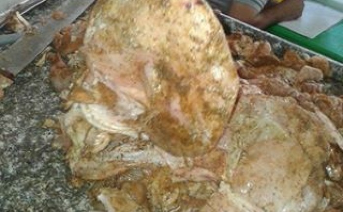 ُضبط في أحد مطاعم "الشاورما" في المحافظة الوسطى، كمية تقدر بـ 48 كيلو جرام من اللحم المجمد القديم.

وأوضحت دائرة حماية المستهلك بوزارة الاقتصاد الوط